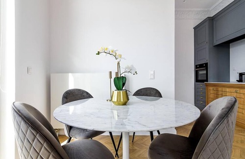 Kifisia Apartamento | Lavish Mansion House 1928 in Kifisia by UPSTREET