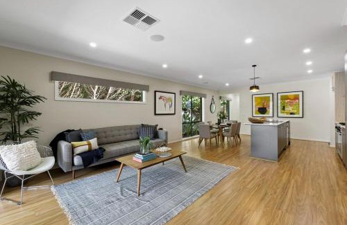 Armstrong Creek Casa | Lavish Modern Home - 10mins to Torquay & Geelong