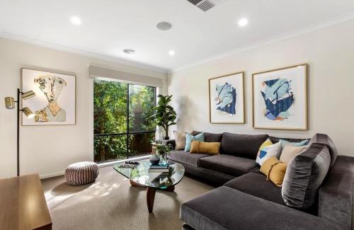 Armstrong Creek Casa | Lavish Modern Home - 10mins to Torquay & Geelong