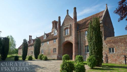Hales Casa | Lavish Tudor Estate & Gardens - Sleeps 25