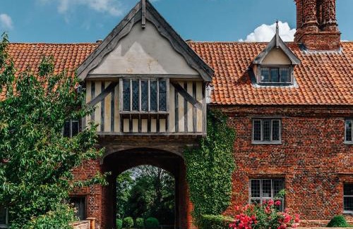 Hales Casa | Lavish Tudor Estate & Gardens - Sleeps 25