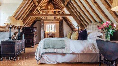 Hales Casa | Lavish Tudor Estate & Gardens - Sleeps 25