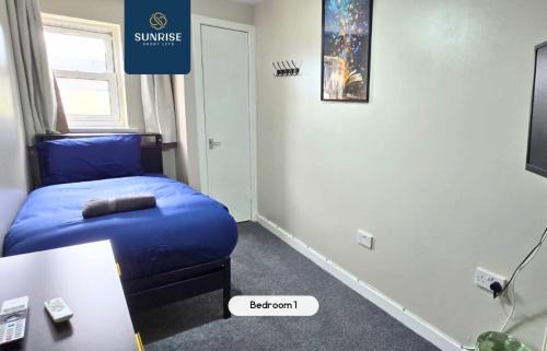 Dundee Apartamento | LAW 1 - INVOICE and REDUCED PRICE are only by SUNRISE SHORT LETS DUNDEE, 4 Rooms, 4 Beds with TV's and Fans, BRAND NEW FURNITURE, FRESHLY REDECORATED Rooms, Free Private Parking, Fully Equipped, Group Favourite, 5 mins TO CENTRE - Long Stays
