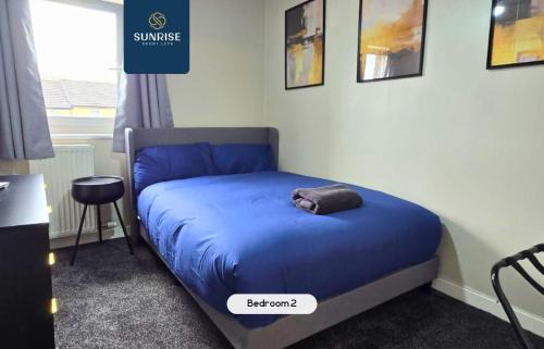 Dundee Apartamento | LAW 1 - INVOICE and REDUCED PRICE are only by SUNRISE SHORT LETS DUNDEE, 4 Rooms, 4 Beds with TV's and Fans, BRAND NEW FURNITURE, FRESHLY REDECORATED Rooms, Free Private Parking, Fully Equipped, Group Favourite, 5 mins TO CENTRE - Long Stays