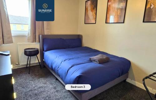Dundee Apartamento | LAW 1 - INVOICE and REDUCED PRICE are only by SUNRISE SHORT LETS DUNDEE, 4 Rooms, 4 Beds with TV's and Fans, BRAND NEW FURNITURE, FRESHLY REDECORATED Rooms, Free Private Parking, Fully Equipped, Group Favourite, 5 mins TO CENTRE - Long Stays