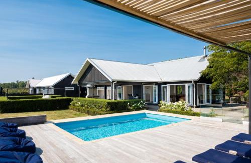 Clive Casa | Lawn Road Retreat