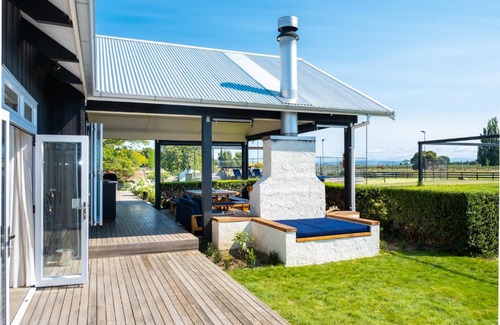 Clive Casa | Lawn Road Retreat