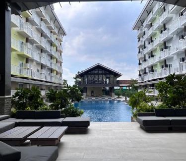 Mactan Export Processing Zone Apartamento | Layover Stays 3 mins to Cebu Mactan Airport with Pool and Gym