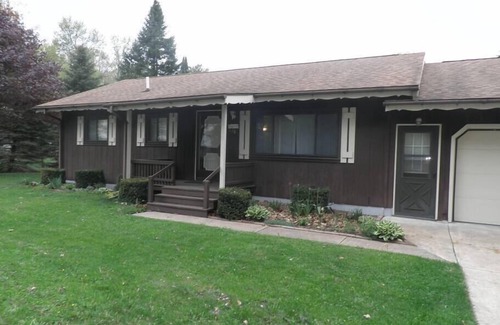 Cadillac Casa | Lazy Acorn "Yellow Perch" Waterfront Home en el lago Mitchell Canal