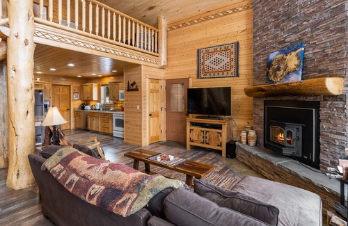 Lazy Acres Casa | Lazy Acres 6 Min to Yellowstone NP- Mule Deer Cabin