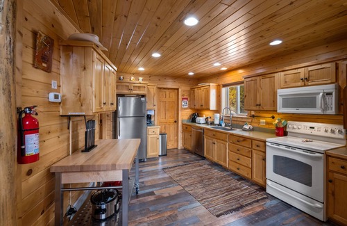 Lazy Acres Casa | Lazy Acres 6 Min to Yellowstone NP- Mule Deer Cabin