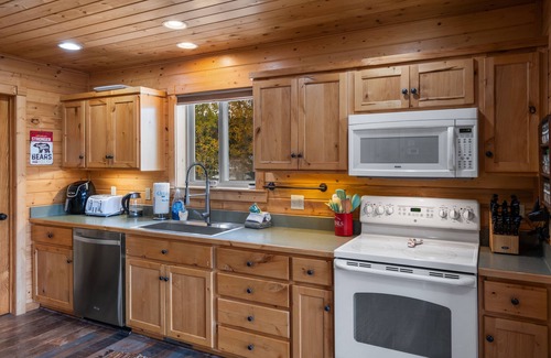 Lazy Acres Casa | Lazy Acres 6 Min to Yellowstone NP- Mule Deer Cabin