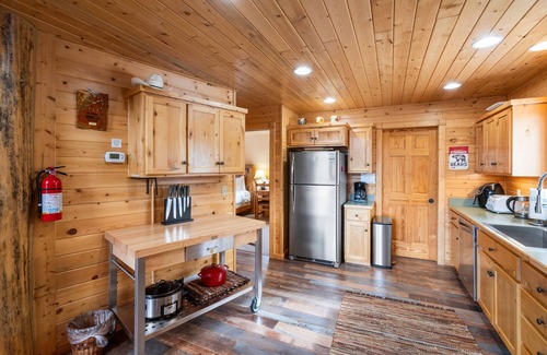 Lazy Acres Casa | Lazy Acres 6 Min to Yellowstone NP- Mule Deer Cabin