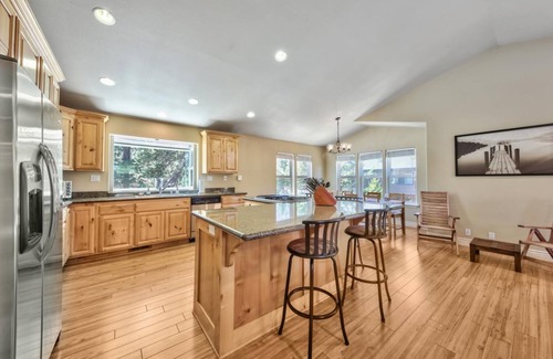 Tahoe Paradise Cabina | Lazy Bear Cabin- 3 ski areas nearby, Families, Pets-Fenced Yard, Foosball Fun
