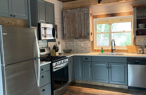 Bozeman Cabina | Lazy Bear Cabin- 2 bdrm 2 bath. 10min to downtown and convenient to everything.