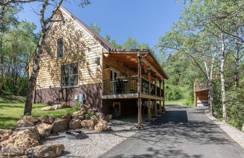 Bozeman Cabina | Lazy Bear Cabin- 2 bdrm 2 bath. 10min to downtown and convenient to everything.