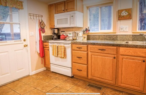 Camp Connell Cabina | LAZY BEAR CABIN! Sleeps 10-12, wheelchair accessible, great Highway 4 location.