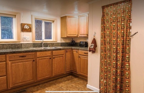Camp Connell Cabina | LAZY BEAR CABIN! Sleeps 10-12, wheelchair accessible, great Highway 4 location.