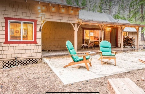 Camp Connell Cabina | LAZY BEAR CABIN! Sleeps 10-12, wheelchair accessible, great Highway 4 location.