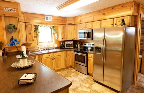 Gatlinburg - Pigeon Forge Apartamento | Lazy Bear Cabin w/ Breathtaking Views!
