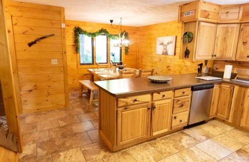 Gatlinburg - Pigeon Forge Apartamento | Lazy Bear Cabin w/ Breathtaking Views!