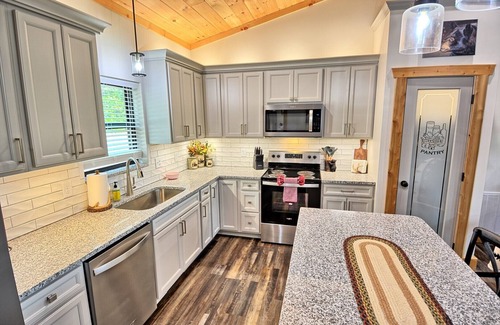 Jefferson Cabina | Lazy Bear Lodge-Open for Bookings! Hot Tub, Fire Pit, WIFI, Pets Considered