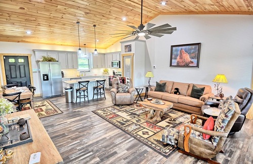 Jefferson Cabina | Lazy Bear Lodge-Open for Bookings! Hot Tub, Fire Pit, WIFI, Pets Considered