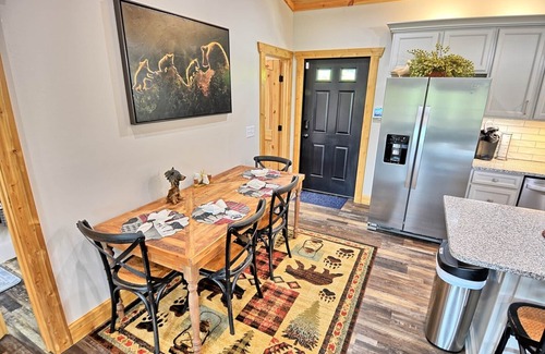 Jefferson Cabina | Lazy Bear Lodge-Open for Bookings! Hot Tub, Fire Pit, WIFI, Pets Considered