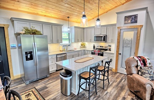 Jefferson Cabina | Lazy Bear Lodge-Open for Bookings! Hot Tub, Fire Pit, WIFI, Pets Considered