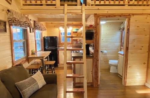 Leeper Cabina | Lazy Bear Log Cabin near Cook Forest State Park