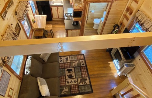 Leeper Cabina | Lazy Bear Log Cabin near Cook Forest State Park