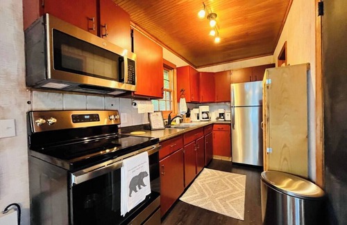 Helen Cabina | Lazy Bear Treehouse Pet Friendly & Min to Helen!