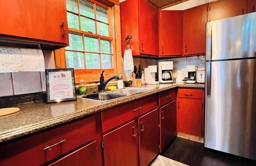Helen Cabina | Lazy Bear Treehouse Pet Friendly & Min to Helen!