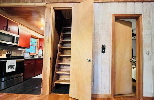 Helen Cabina | Lazy Bear Treehouse Pet Friendly & Min to Helen!