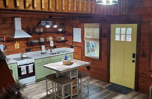 Sautee Nacoochee Cabina | Lazy Daisy Loft - Relaxing and romantic getaway
