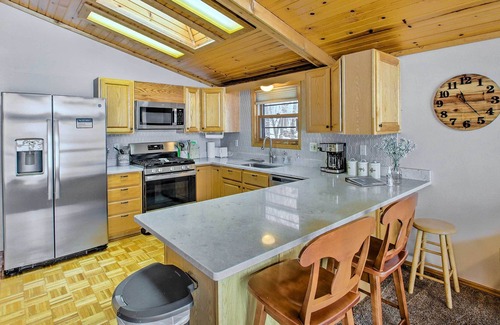 Markesan Cabina | 'Lazy Days Lakehome' w/ Wraparound Deck!