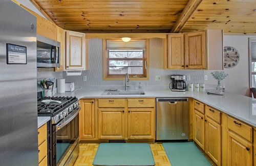 Markesan Cabina | 'Lazy Days Lakehome' w/ Wraparound Deck!