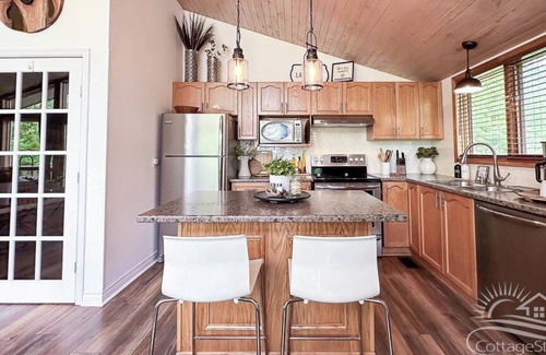 Ashfield-Colborne-Wawanosh Cabaña | Lazy Days-Lakefront charm