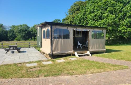 Alresford Complejo | 'LAZY DAYS' self contained Tiny Home for adults only