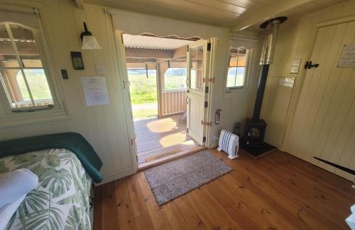Alresford Complejo | 'LAZY DAYS' self contained Tiny Home for adults only