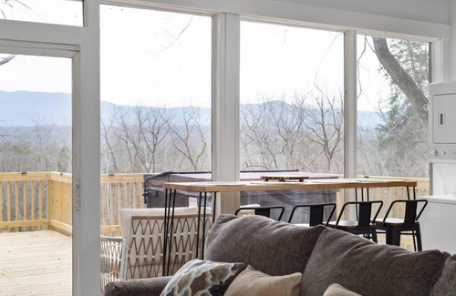 Luray Casa | Lazy Lake 3BR Cabin w/Mtn Views + Hot Tub +Wi-Fi