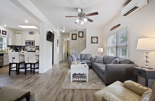 Long Beach Casa | Lazy Lemon Cottage - ¡Un corto paseo a la playa desde esta casa recientemente remodelada!