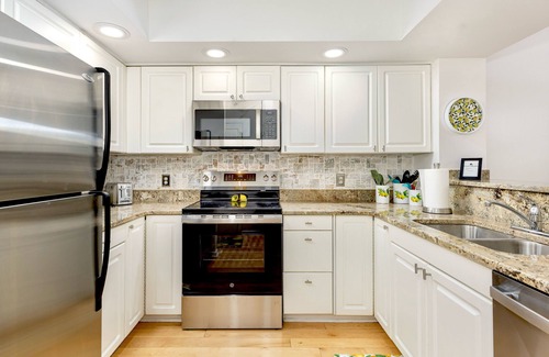 Cary Casa | Lazy Lemon; Walk to Koka Booth; Near Wake Med Cary; Well Appointed; Central