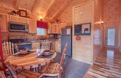 Carbon Hill Cabina | Lazy Oaks Cabin by Tranquil Hills Lodging
