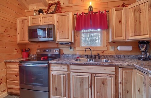 Carbon Hill Cabina | Lazy Oaks Cabin by Tranquil Hills Lodging