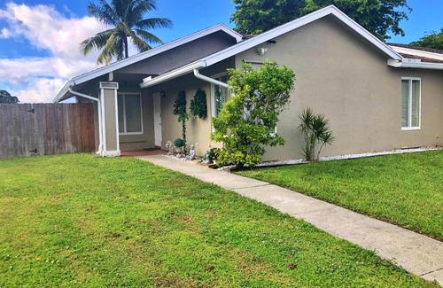Royal Palm Beach Casa | Lazy Palms