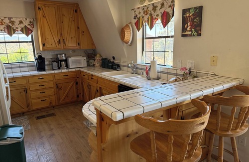 Weldon Cabina | Lazy Pine Ranch-Quiet or Outdoor Adventure Getaway that includes Wi-Fi and AC