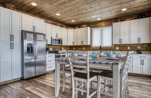 Kodak Cabina | Lazy River Cabin, Hot Tub, $1089 FREE tickets each paid day, Dollywood and More!