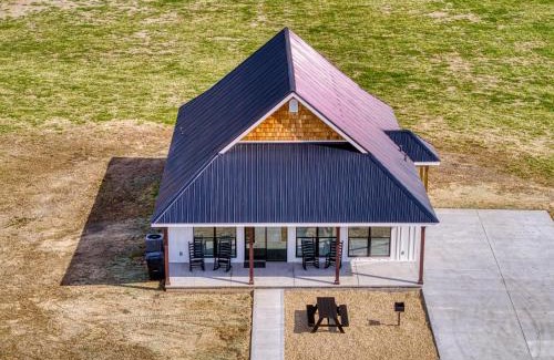 Kodak Casa | Lazy River Cabin, River Front, Hot Tub, WIFI, 685 in FREE Attraction tickets each paid day!