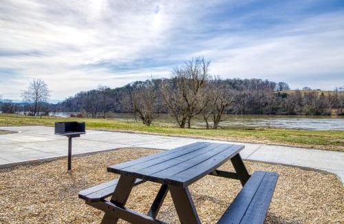 Kodak Casa | Lazy River Cabin, River Front, Hot Tub, WIFI, 685 in FREE Attraction tickets each paid day!
